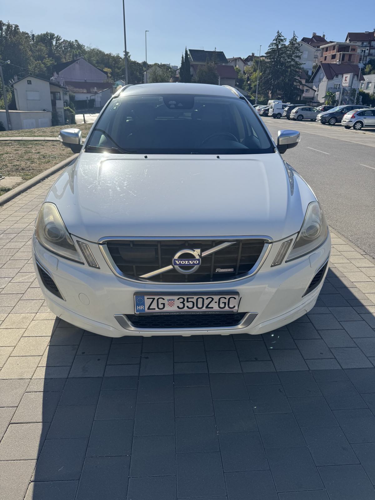 Volvo XC60 D4 AWD R-Design 2.4 163 KS, HR vozilo, servisna, pogled izvana - slika 1
