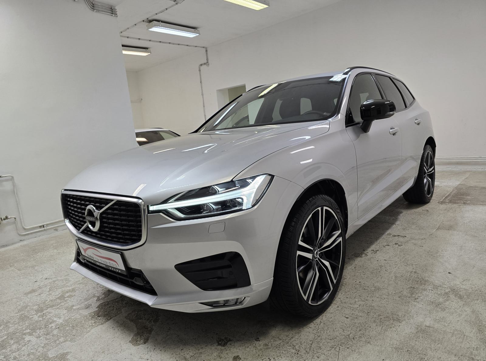 Volvo XC60 D4 R DESIGN 2020. ●2 GODINE JAMSTVA● HARMAN/LED/NAV/KAM/21, fotografija 3