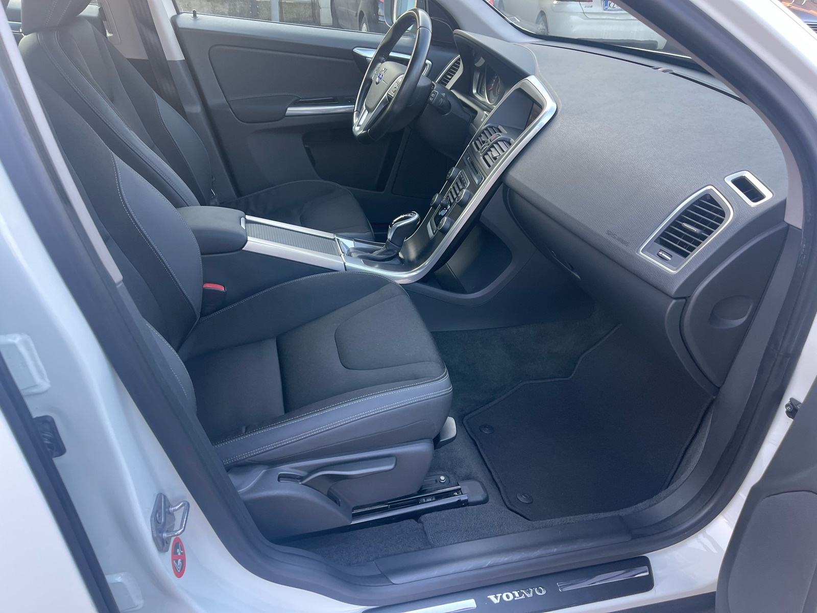 Volvo XC60 FWD D3 automatik !!, fotografija 15