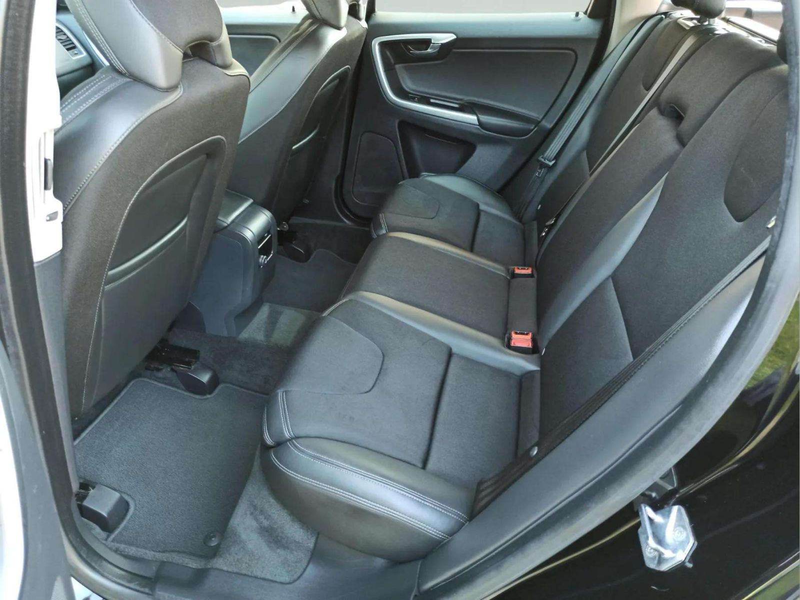 Volvo XC60 FWD D3, fotografija 16