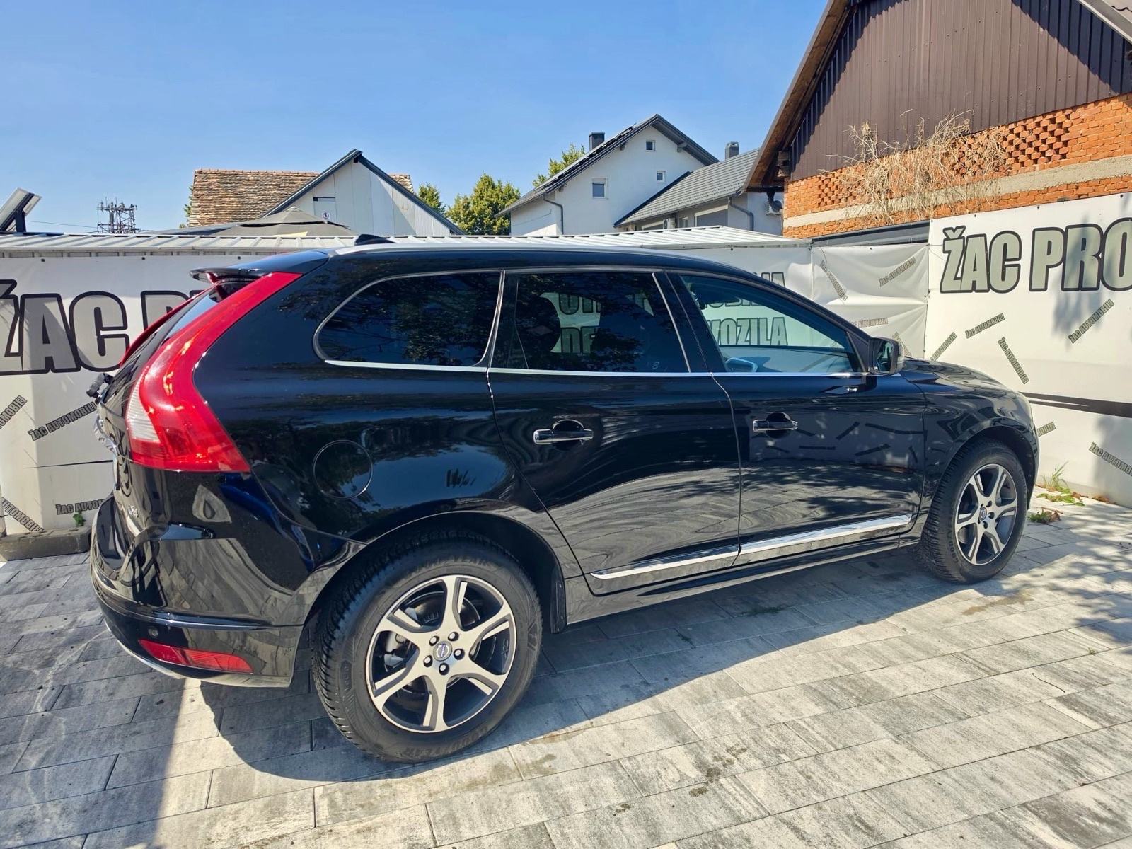 Volvo XC60 FWD D4 automatik =KAO NOV= NAVIGACIJ=PANORAMA= KARTICE-36, fotografija 7