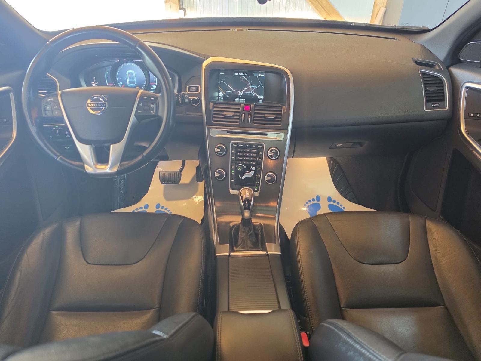 Volvo XC60 FWD D4 automatik =KAO NOV= NAVIGACIJ=PANORAMA= KARTICE-36, fotografija 8