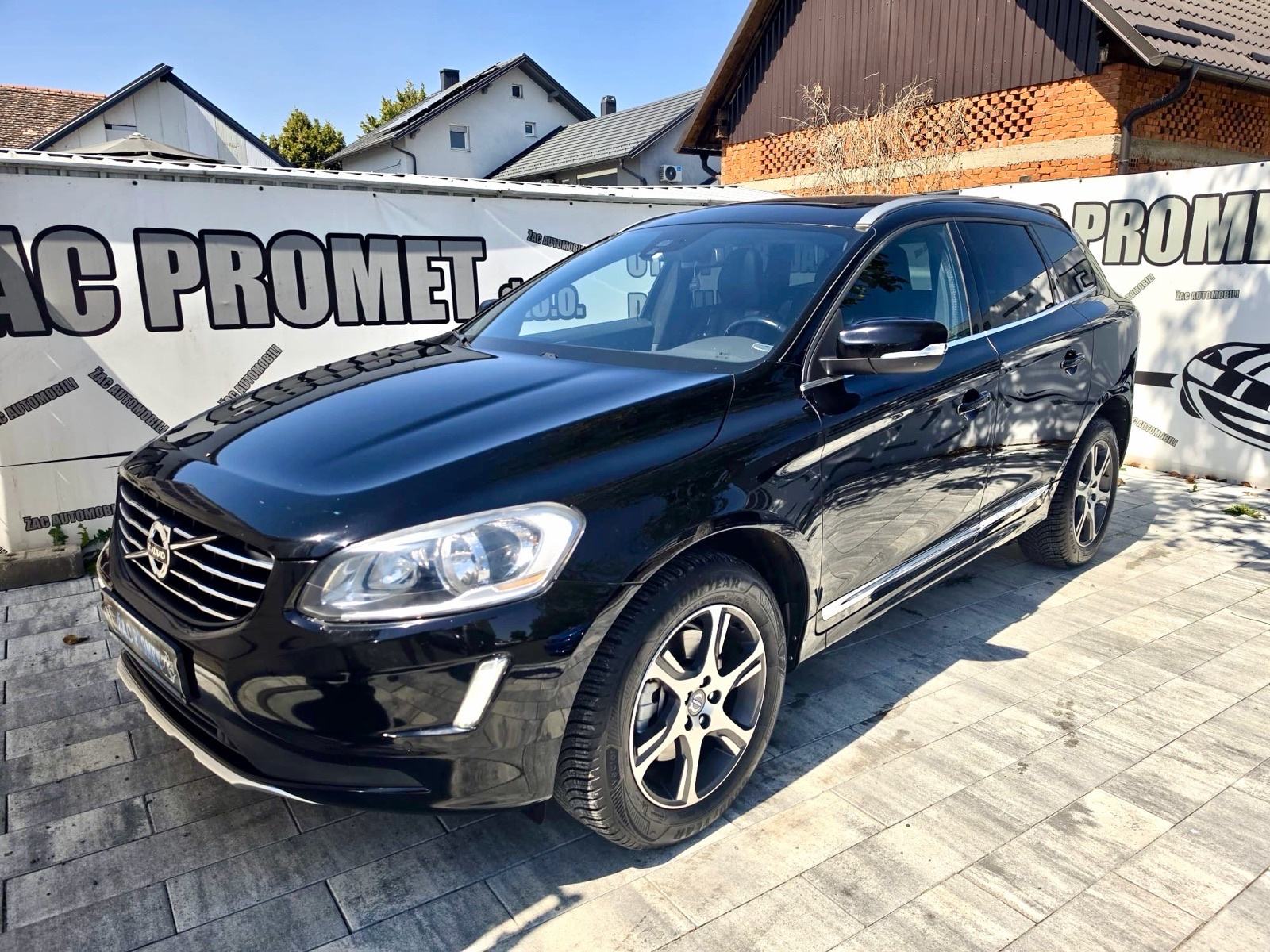 Volvo XC60 FWD D4 automatik =KAO NOV= NAVIGACIJ=PANORAMA= KARTICE-36, fotografija 2