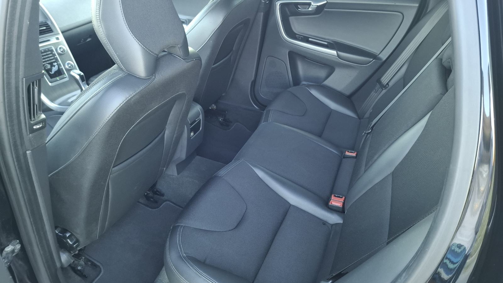 Volvo XC60 FWD D4, fotografija 14