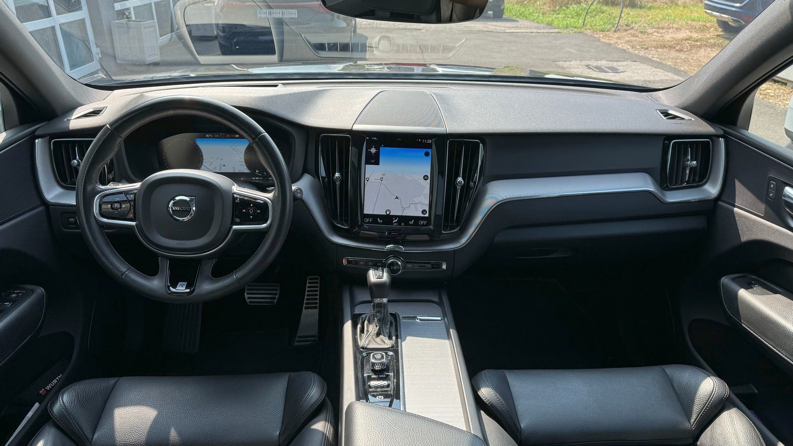 Volvo XC60 AWD D4 Aut. , R-DESIGN, PANORAMA, fotografija 13
