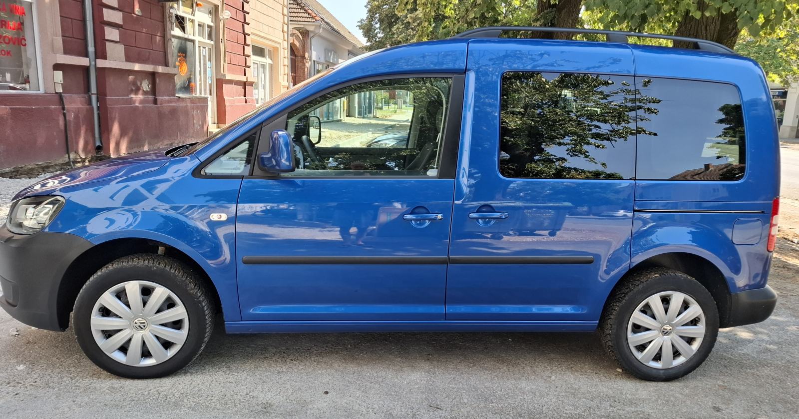 VW Caddy 1,6 TDI; putnički, pet sjedala, klima, kuka, servis. knjižica, fotografija 2