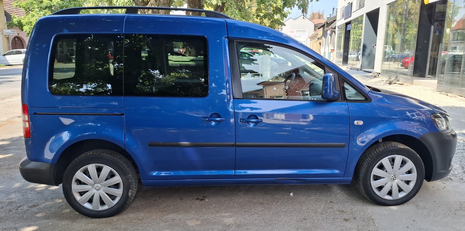 VW Caddy 1,6 TDI; putnički, pet sjedala, klima, kuka, servis. knjižica, fotografija 5