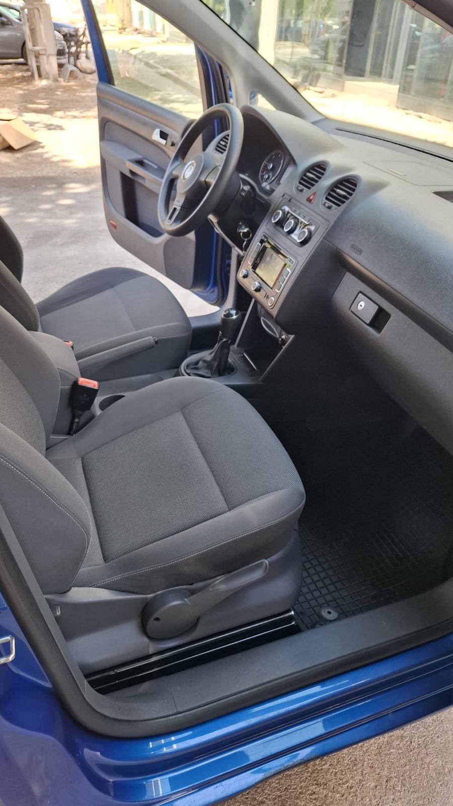 VW Caddy 1,6 TDI; putnički, pet sjedala, klima, kuka, servis. knjižica, fotografija 11
