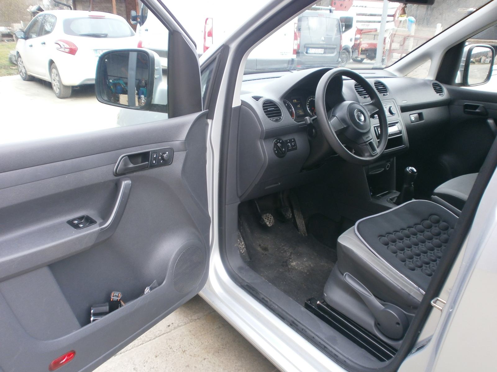 VW Caddy 1,6 TDI moguća zamjena za noviji auto, fotografija 4