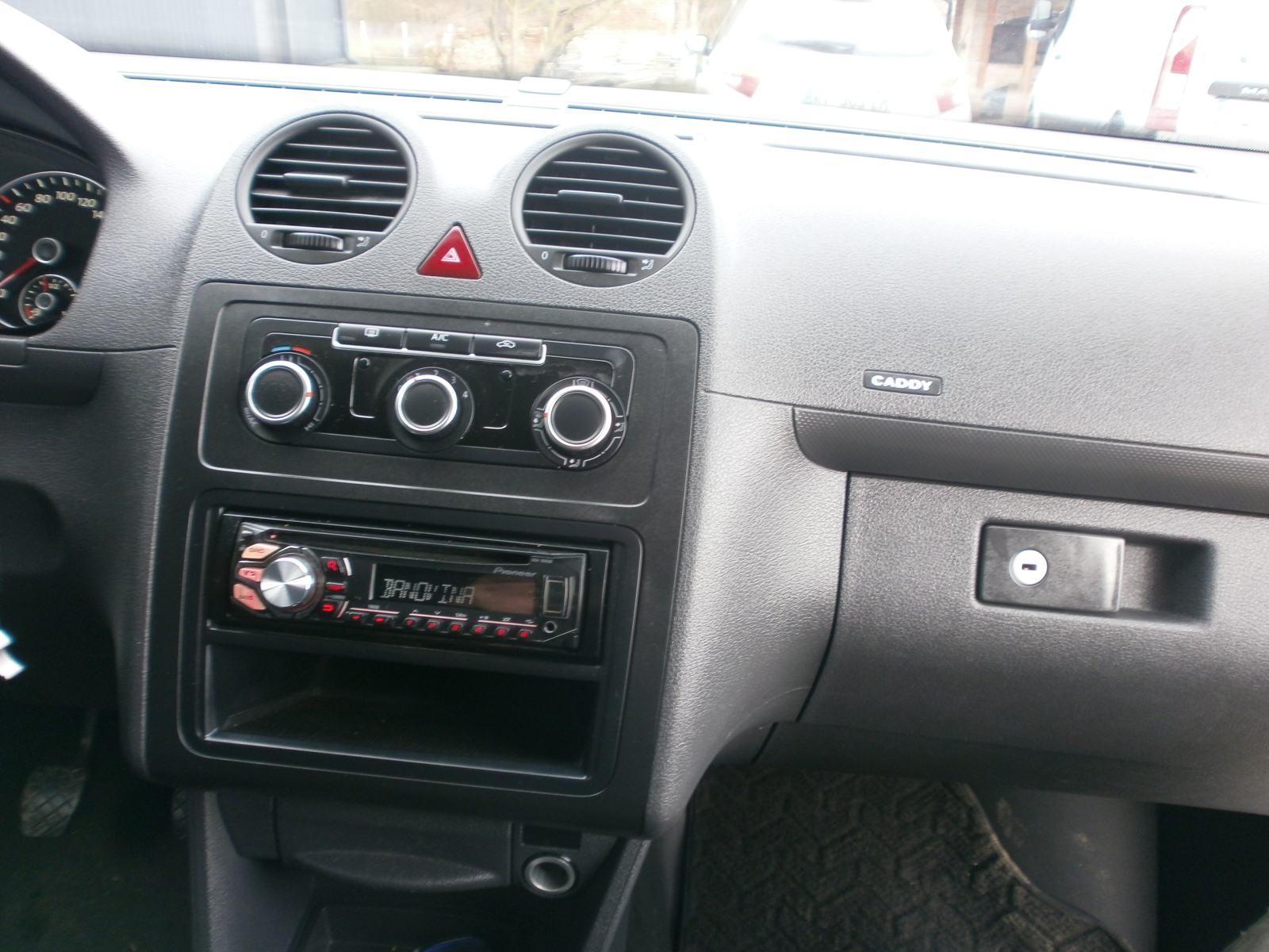 VW Caddy 1,6 TDI moguća zamjena za noviji auto, fotografija 13