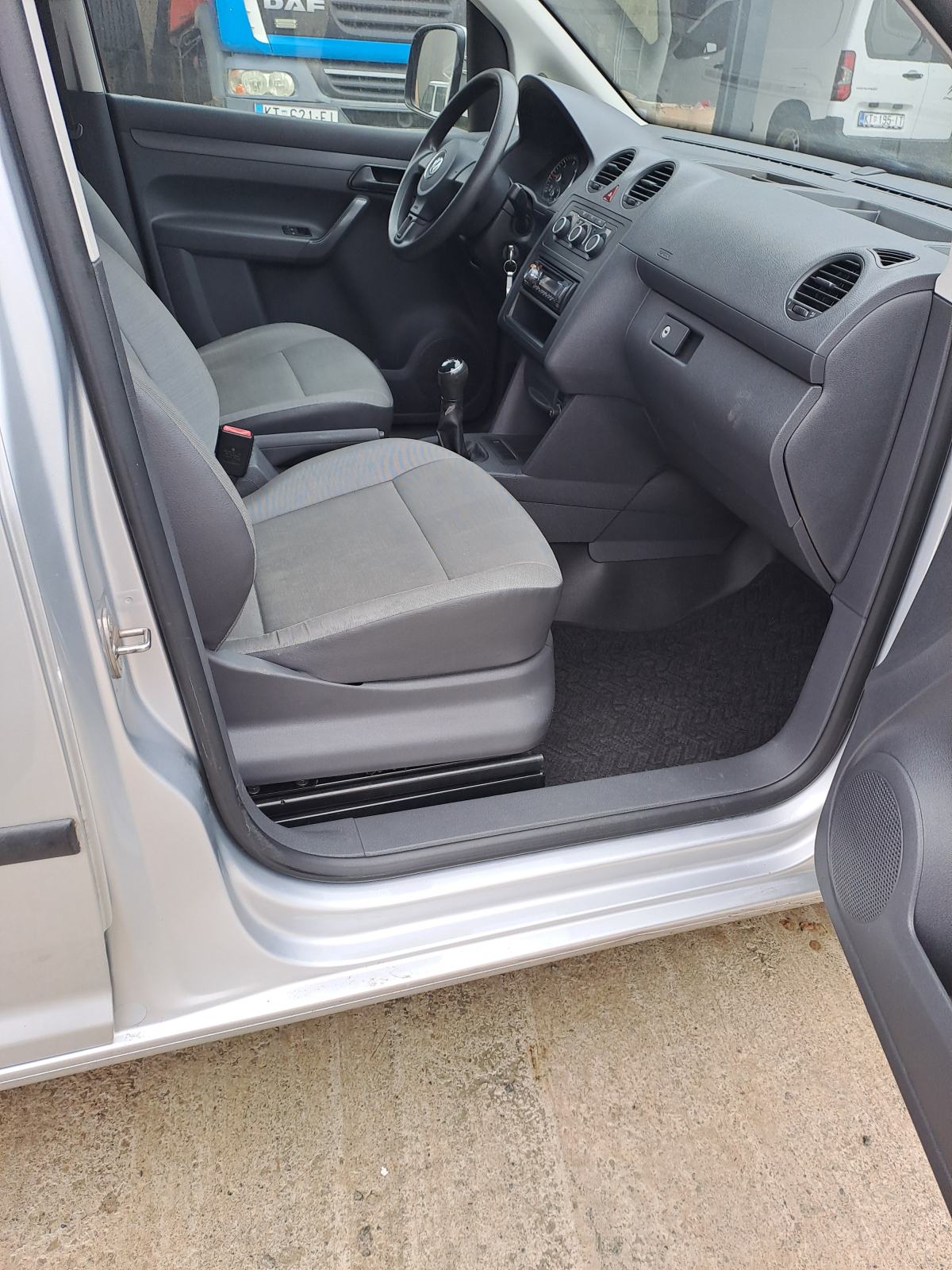 VW Caddy 1,6 TDI moguća zamjena za noviji auto, fotografija 17