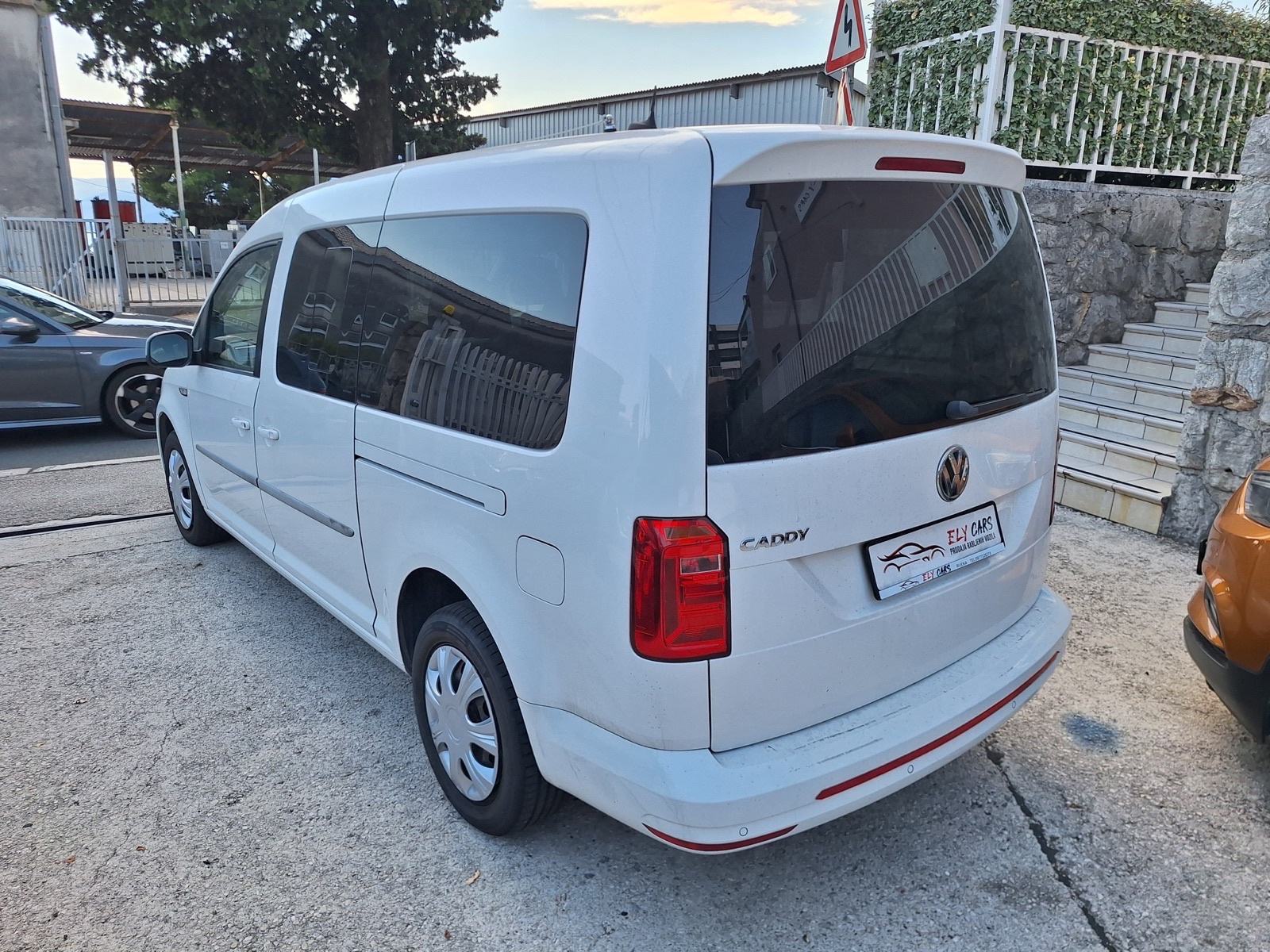 VW Caddy 2,0 TDI 100Ks 7 mjesta Maxi TOP STANjE, fotografija 4