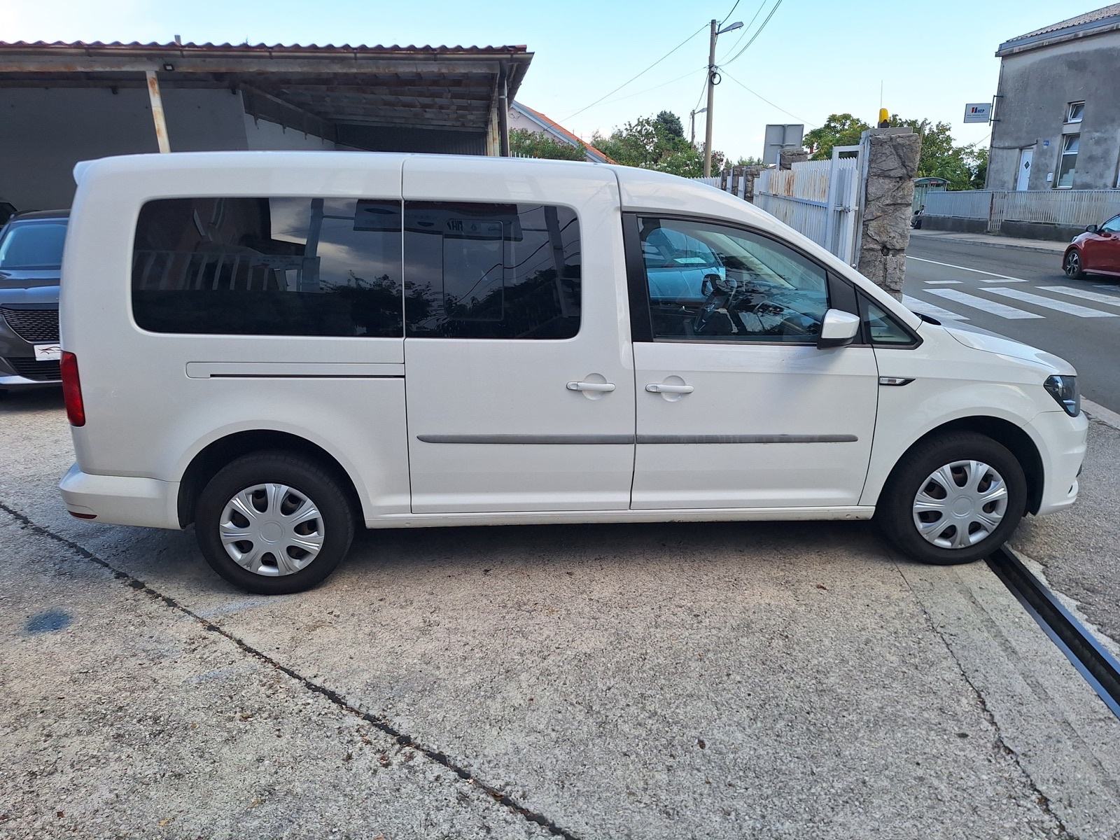 VW Caddy 2,0 TDI 100Ks 7 mjesta Maxi TOP STANjE, fotografija 6