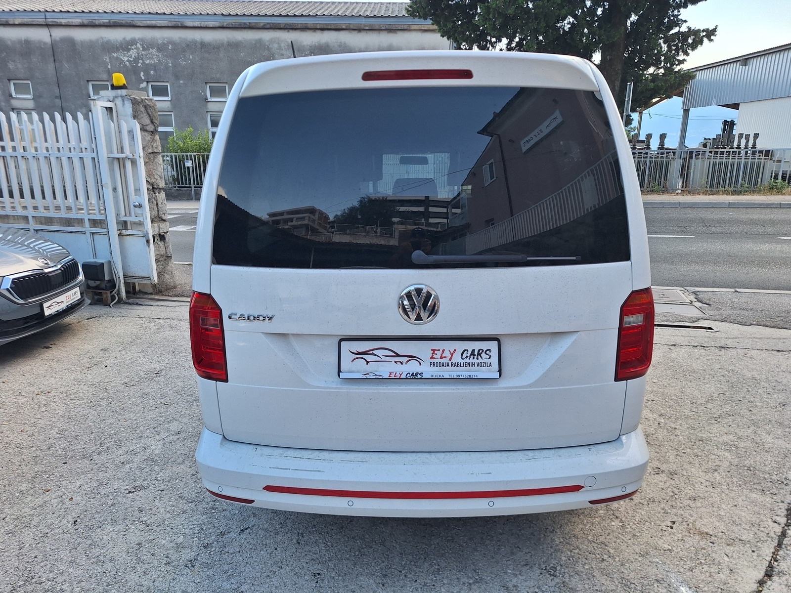 VW Caddy 2,0 TDI 100Ks 7 mjesta Maxi TOP STANjE, fotografija 8