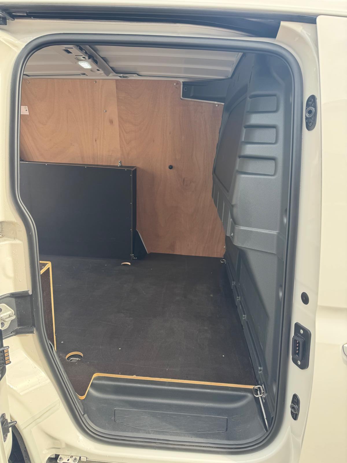 VW CADDY 2.0 TDI 2024. GODINA TOP STANJE, fotografija 8
