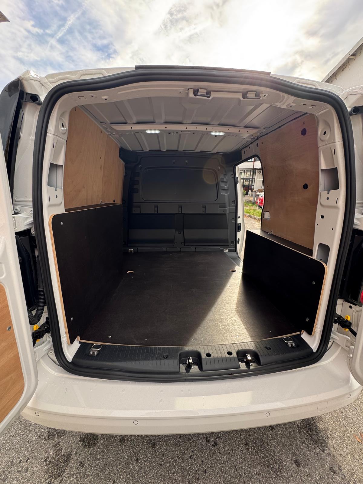 VW CADDY 2.0 TDI 2024. GODINA TOP STANJE, fotografija 7