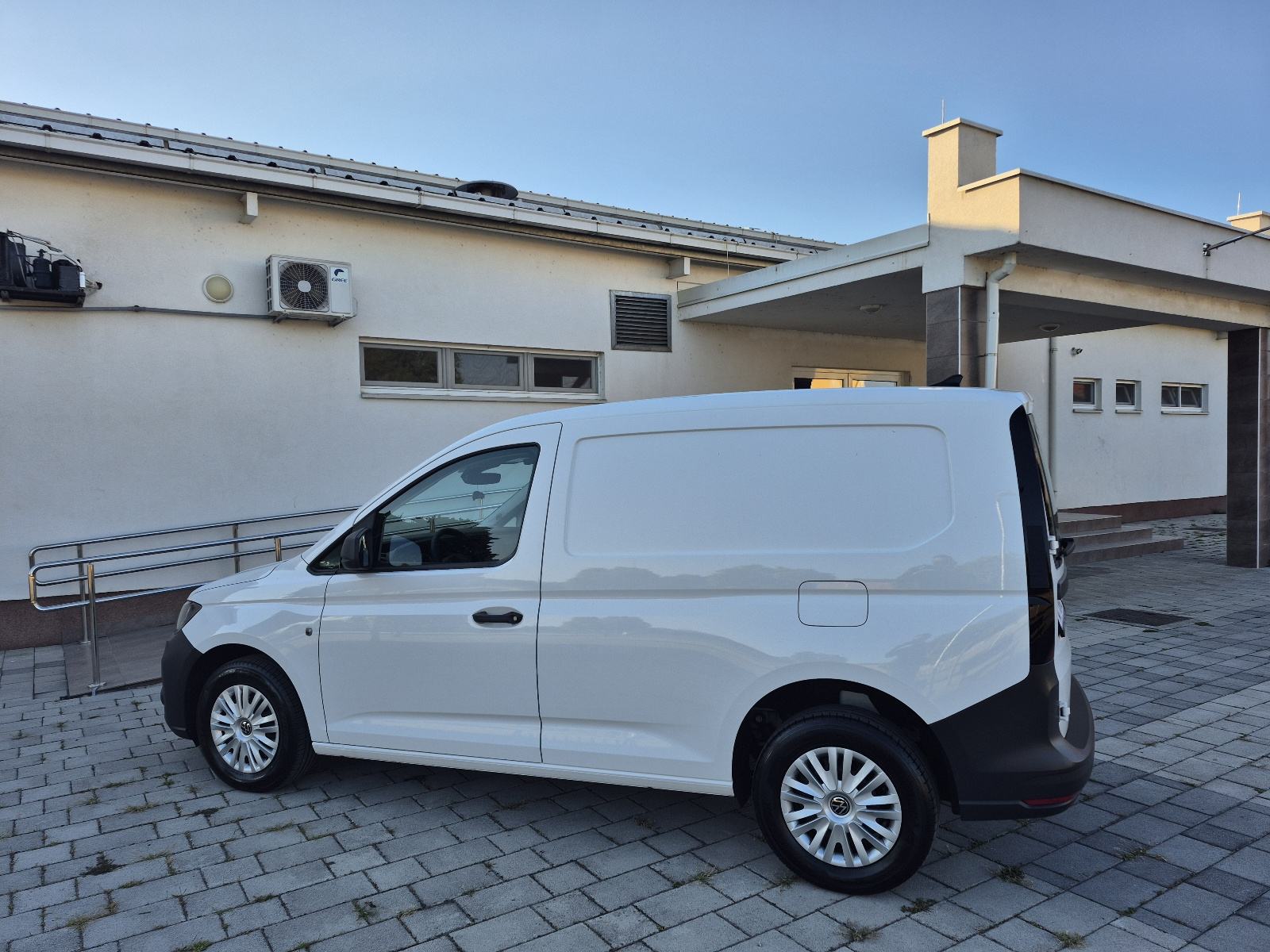 VW Caddy 2,0 TDI UKUPNA CIJENA, navigacija, senzori,mf.volan,2023god, fotografija 4