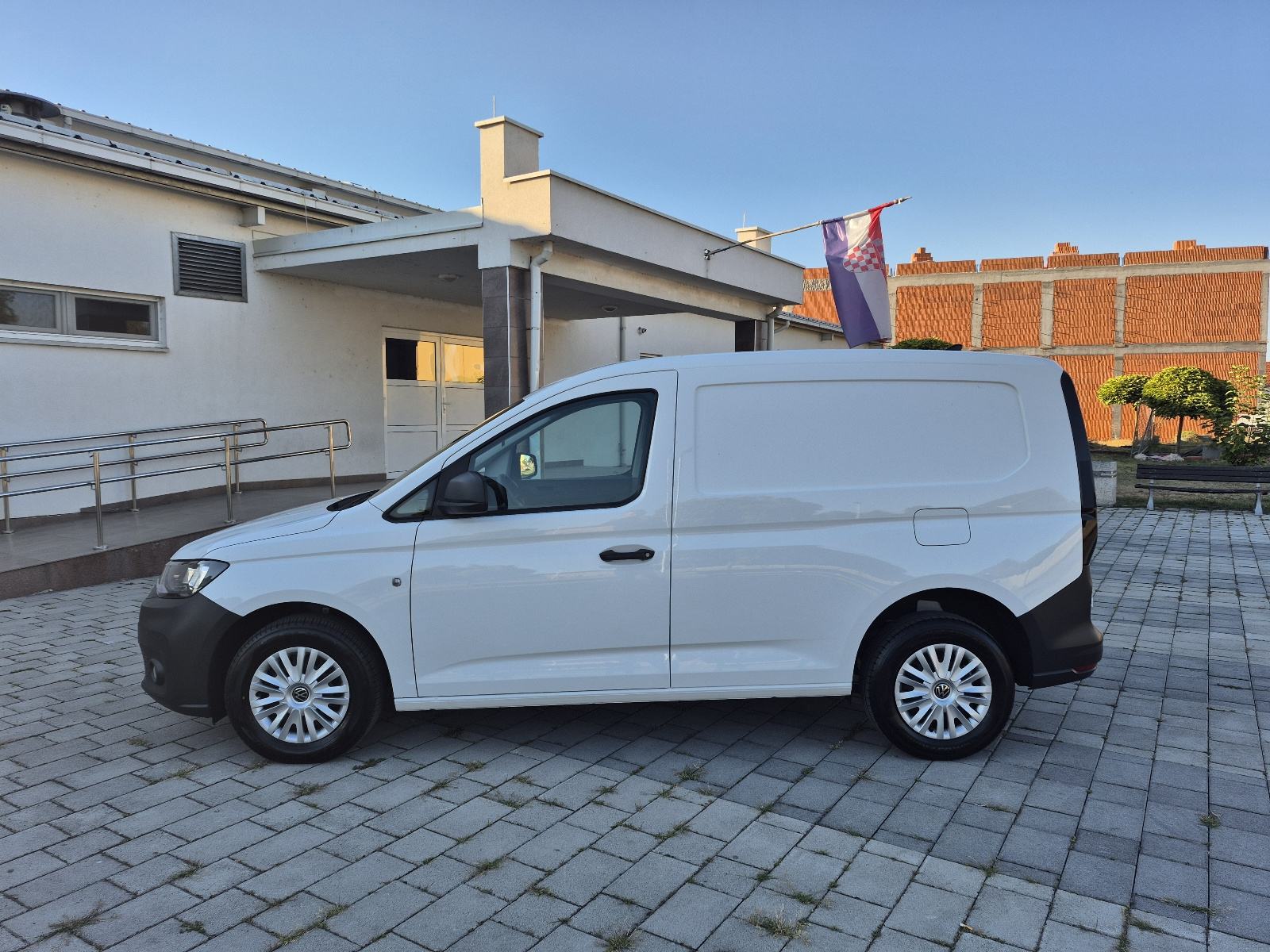 VW Caddy 2,0 TDI UKUPNA CIJENA, navigacija, senzori,mf.volan,2023god, fotografija 3