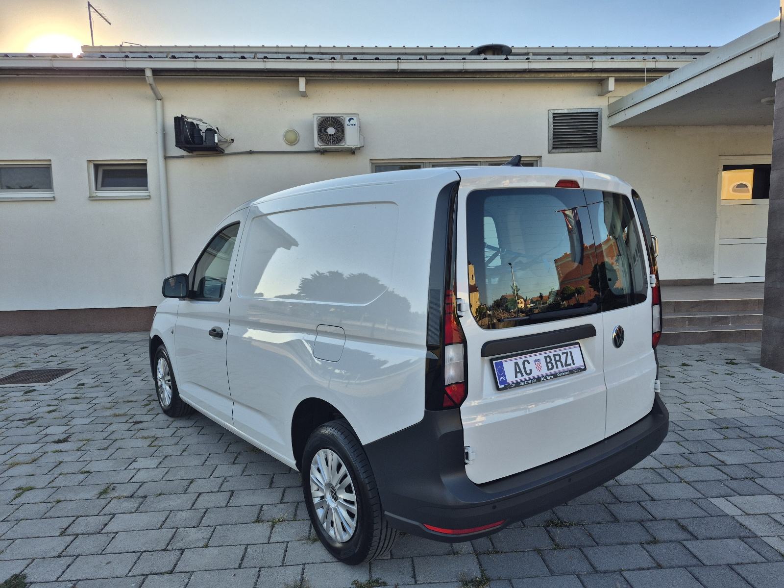 VW Caddy 2,0 TDI UKUPNA CIJENA, navigacija, senzori,mf.volan,2023god, fotografija 5