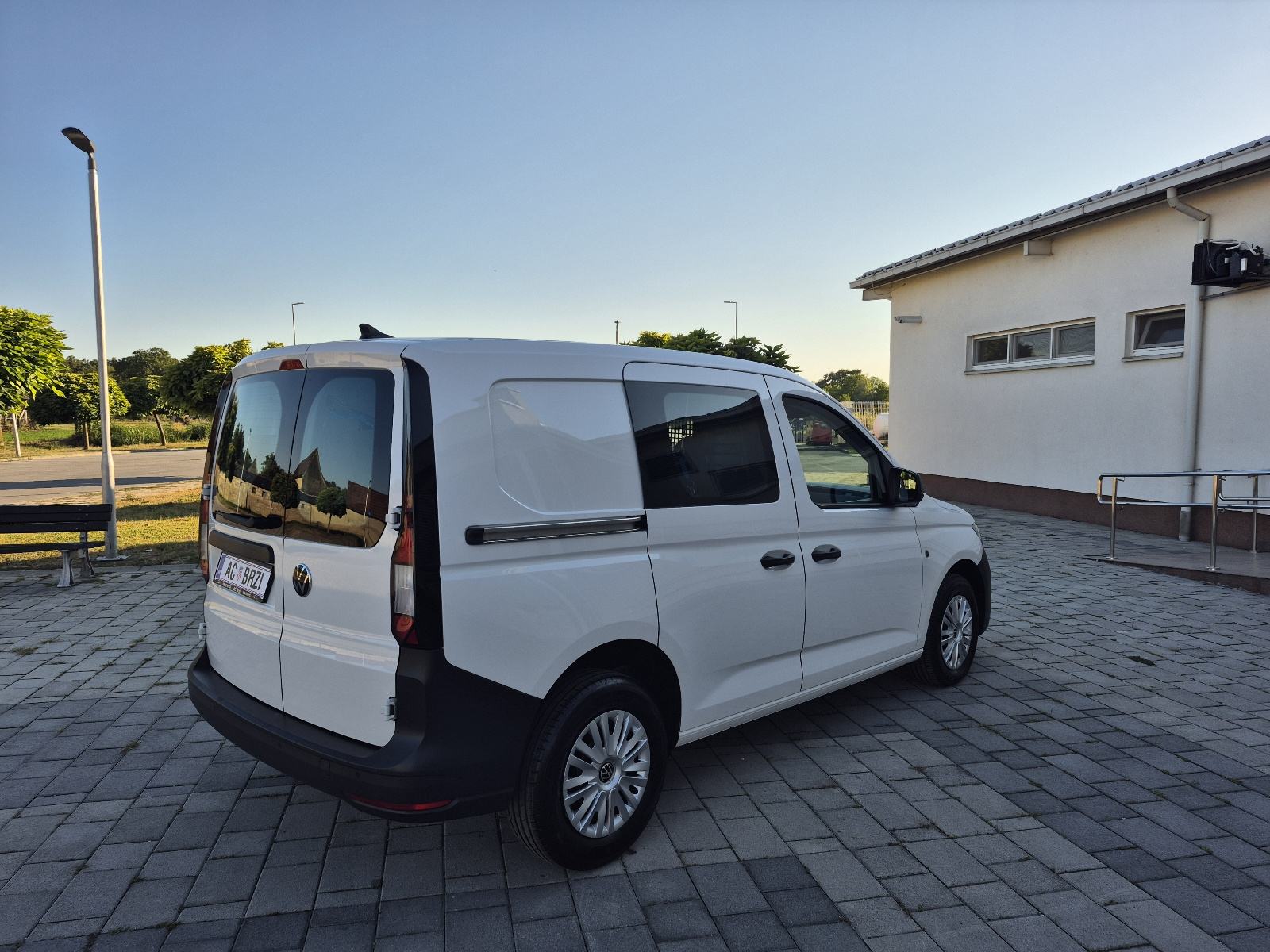 VW Caddy 2,0 TDI UKUPNA CIJENA, navigacija, senzori,mf.volan,2023god, fotografija 7