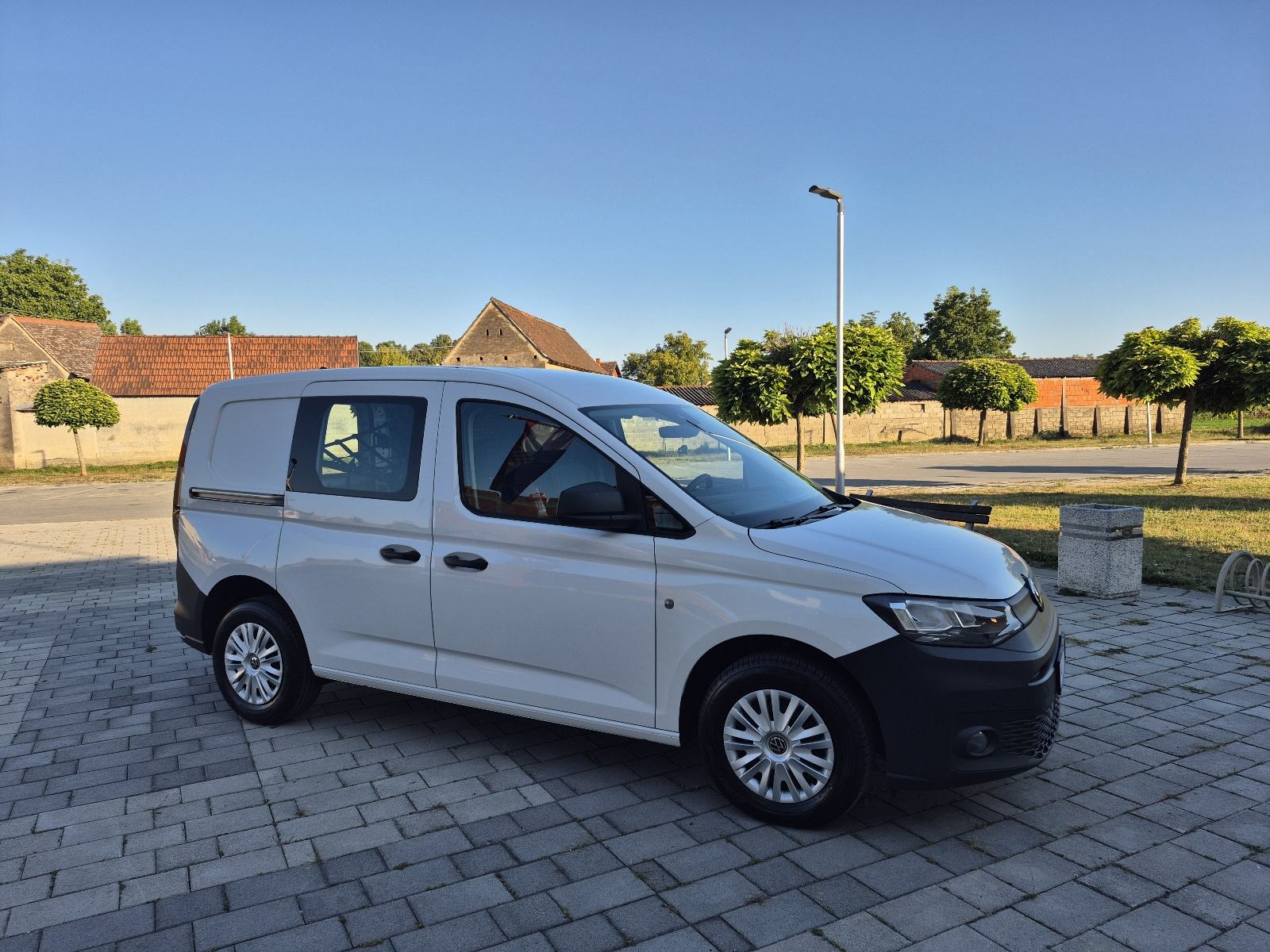 VW Caddy 2,0 TDI UKUPNA CIJENA, navigacija, senzori,mf.volan,2023god, fotografija 10