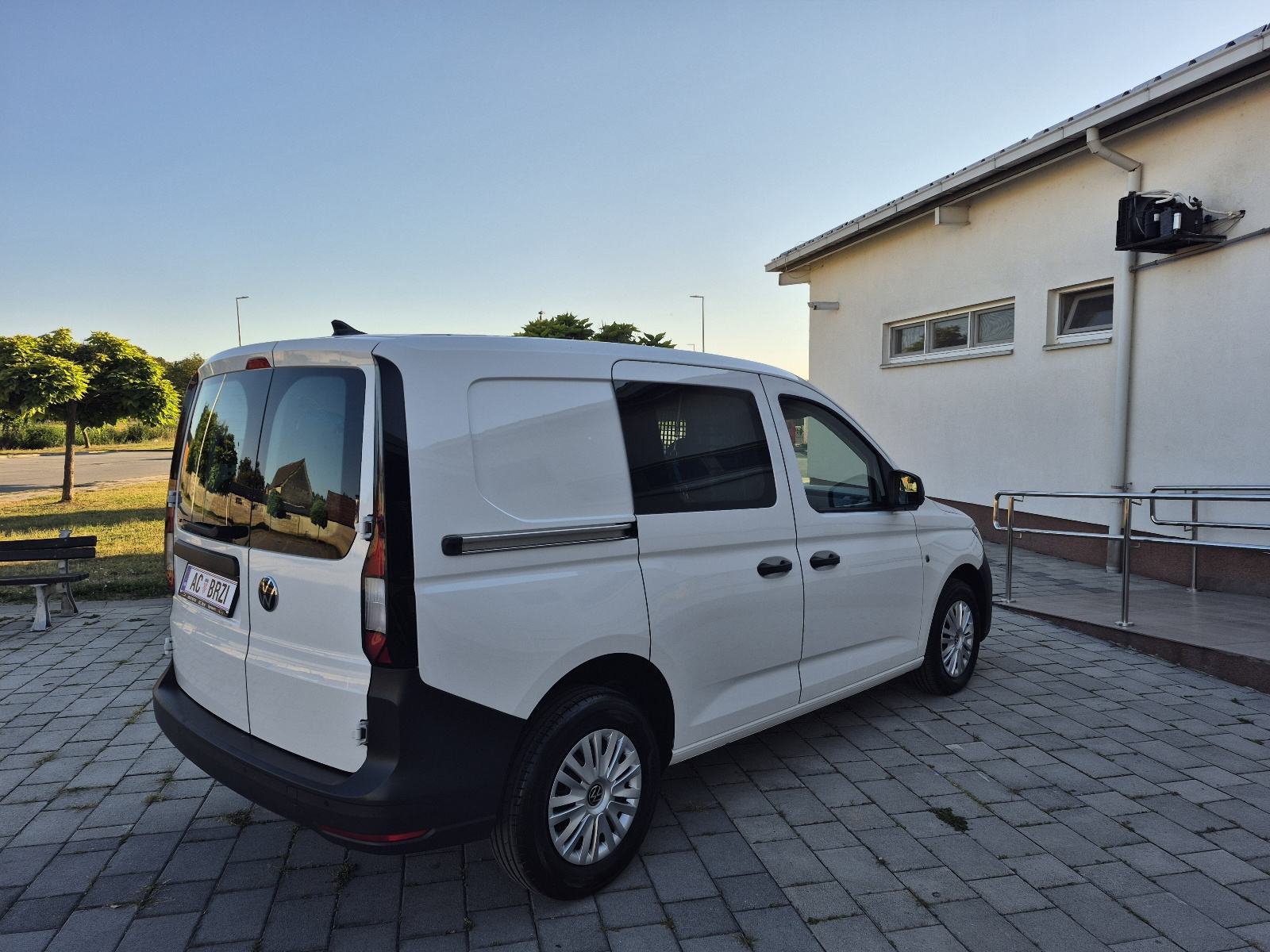 VW Caddy 2,0 TDI UKUPNA CIJENA, navigacija, senzori,mf.volan,2023god, fotografija 9