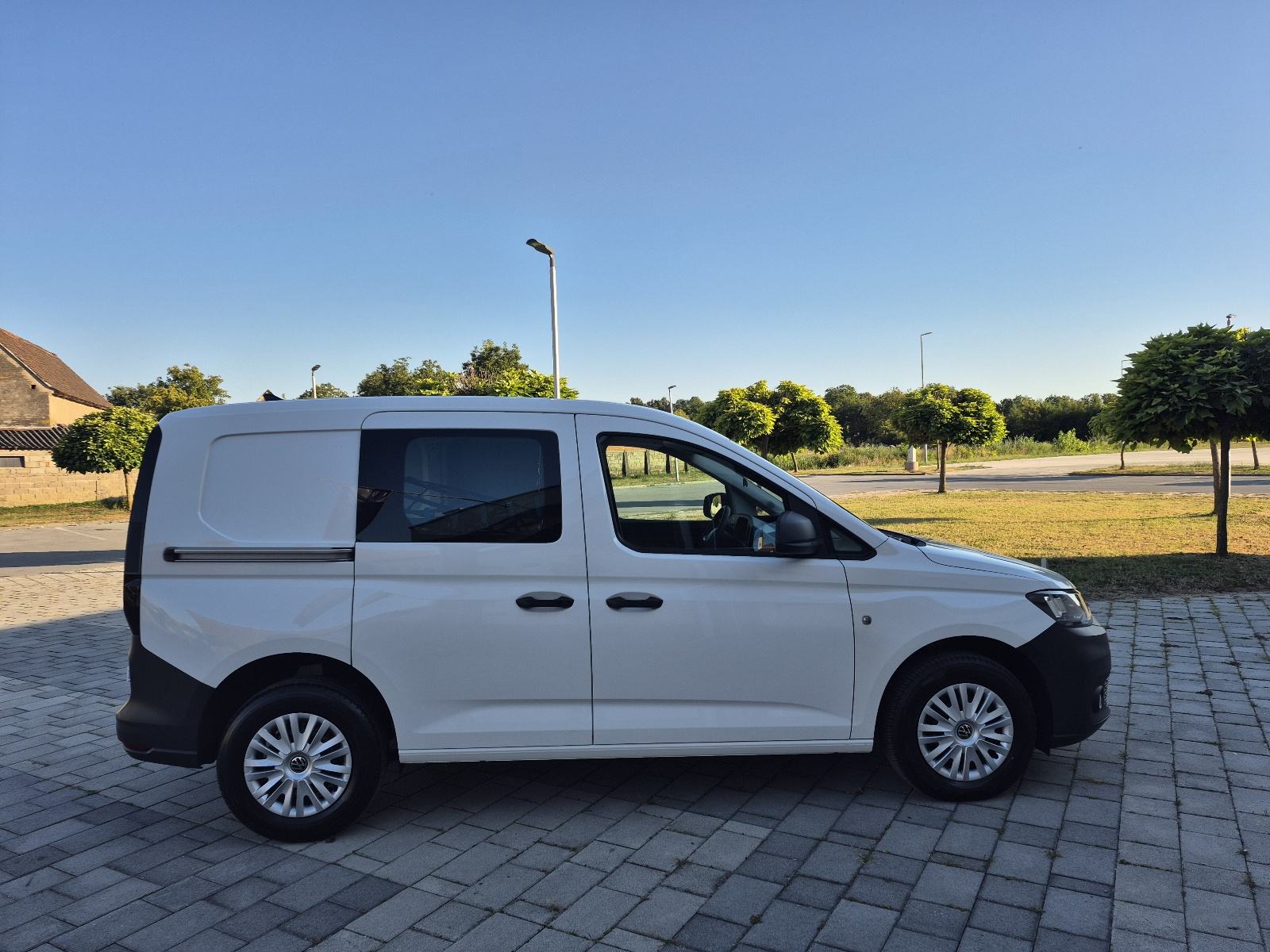 VW Caddy 2,0 TDI UKUPNA CIJENA, navigacija, senzori,mf.volan,2023god, fotografija 11