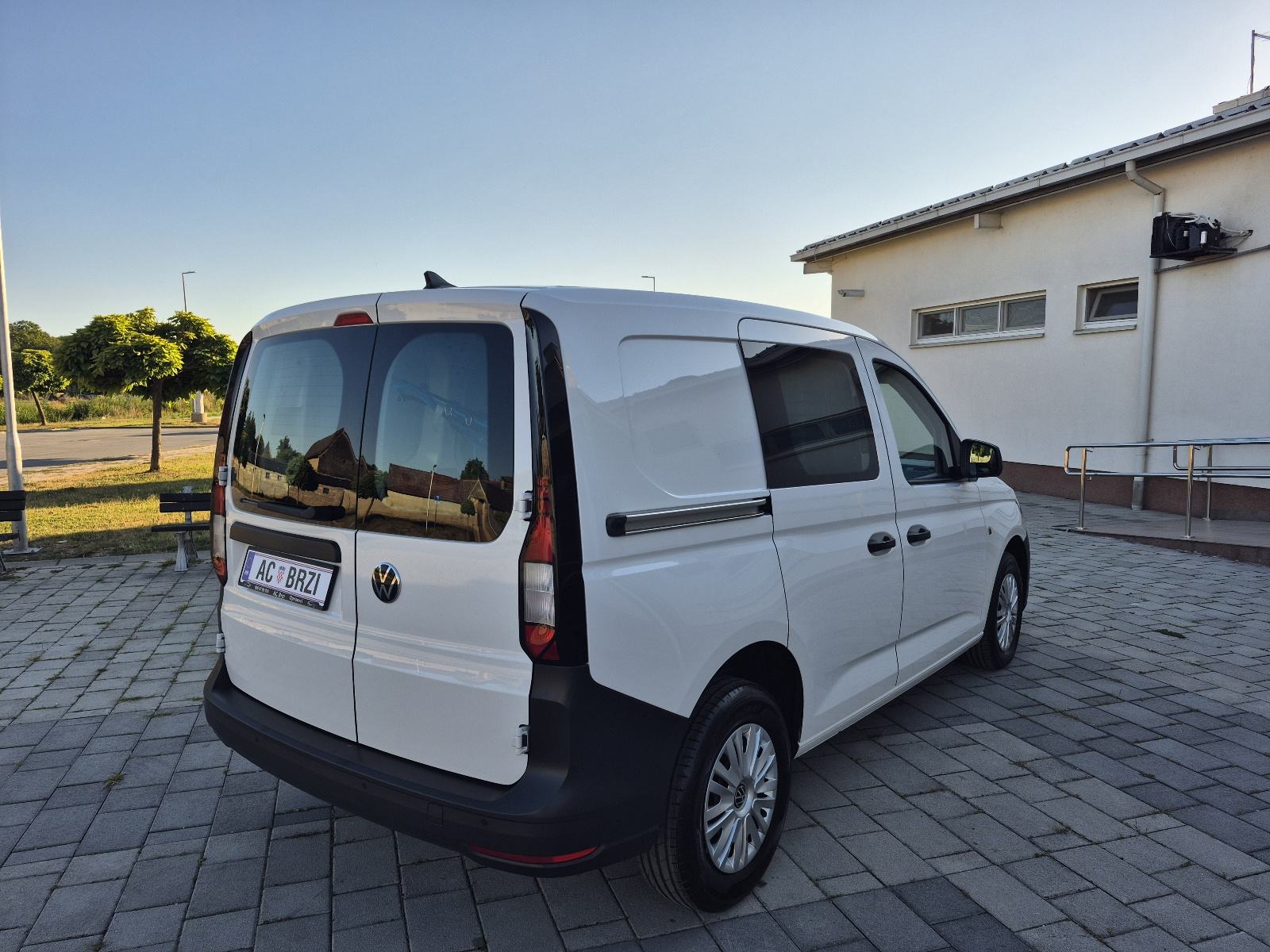 VW Caddy 2,0 TDI UKUPNA CIJENA, navigacija, senzori,mf.volan,2023god, fotografija 8