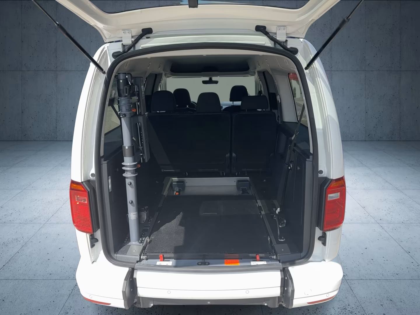 VW Caddy Maxi PRILAGOĐEN ZA INVALIDE S UTOVARNOM RAMPOM automatik, fotografija 9