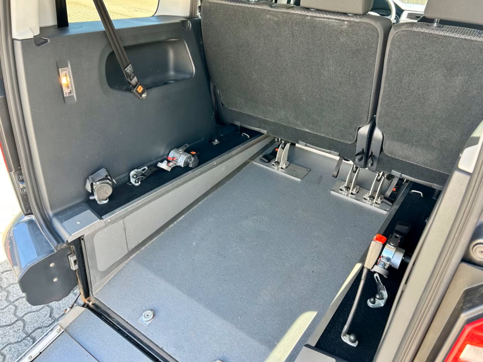 VW Caddy PRILAGOĐEN ZA INVALIDE S UTOVARNOM RAMPOM, fotografija 12