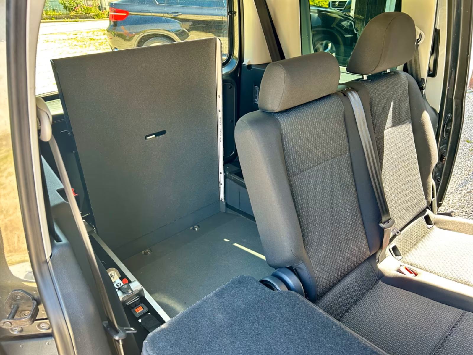 VW Caddy PRILAGOĐEN ZA INVALIDE S UTOVARNOM RAMPOM, fotografija 8