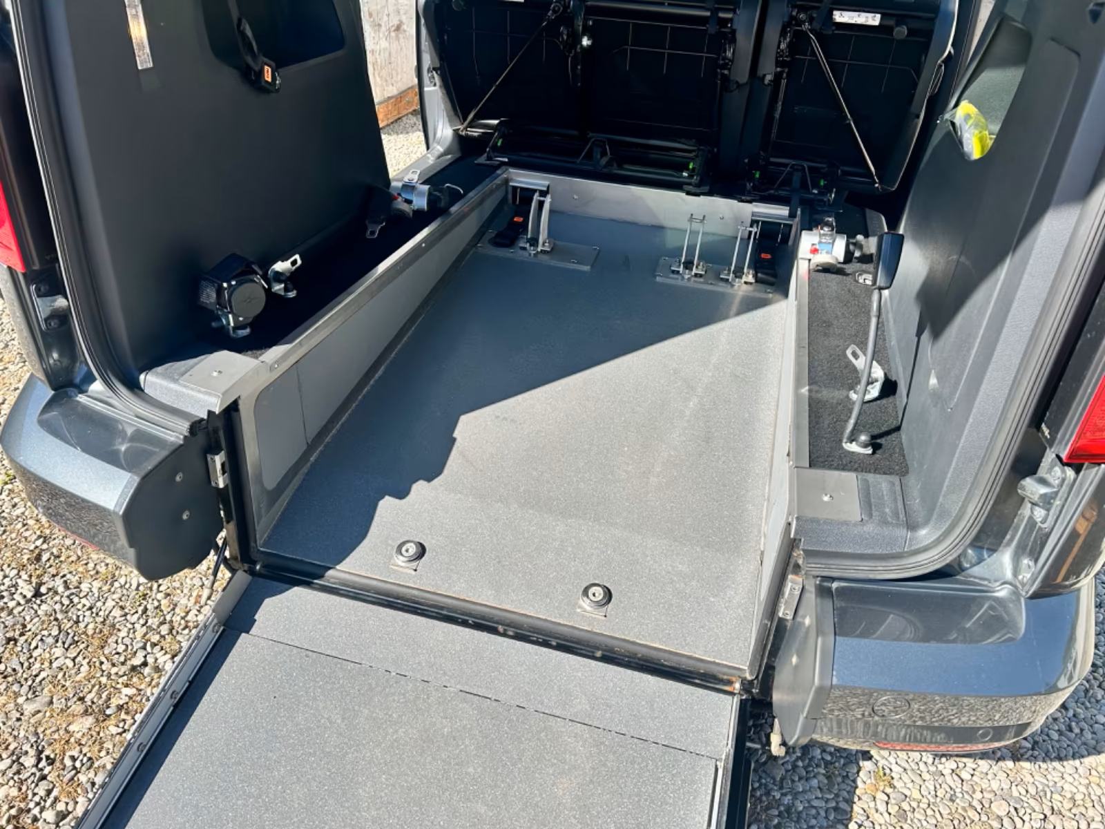 VW Caddy PRILAGOĐEN ZA INVALIDE S UTOVARNOM RAMPOM, fotografija 11