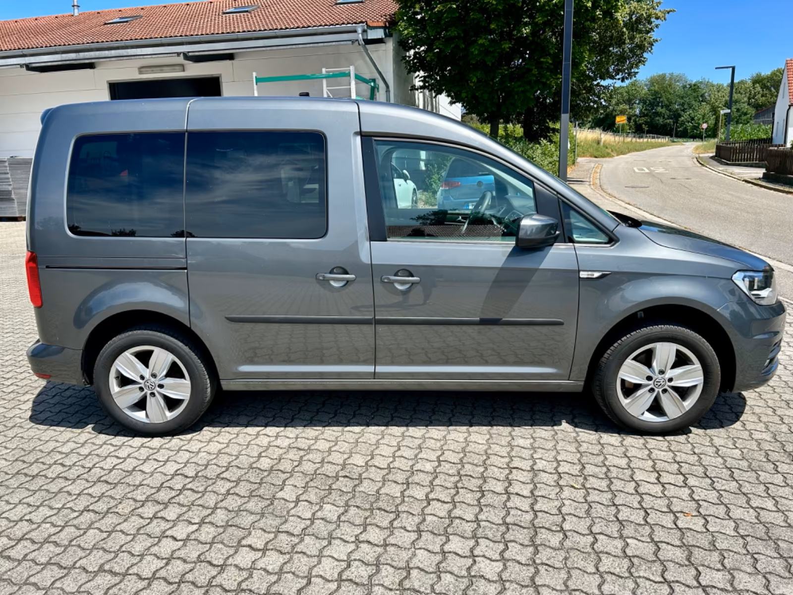VW Caddy PRILAGOĐEN ZA INVALIDE S UTOVARNOM RAMPOM, fotografija 5