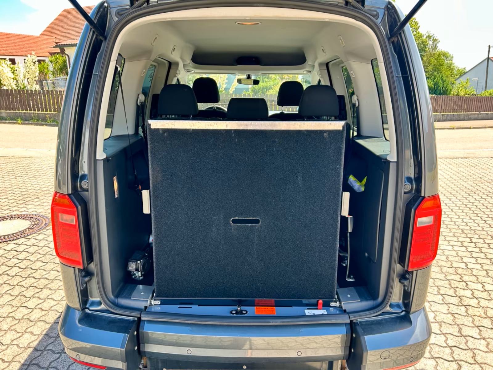 VW Caddy PRILAGOĐEN ZA INVALIDE S UTOVARNOM RAMPOM, fotografija 7