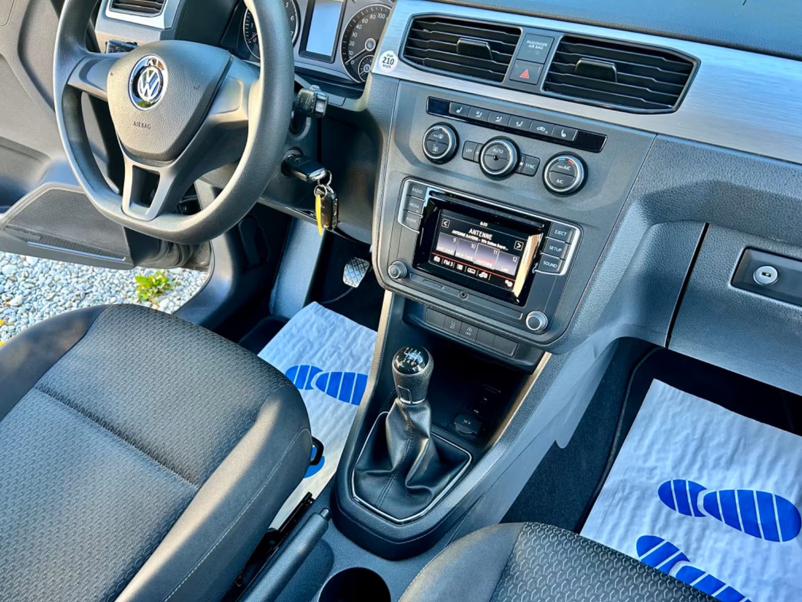 VW Caddy PRILAGOĐEN ZA INVALIDE S UTOVARNOM RAMPOM, fotografija 18