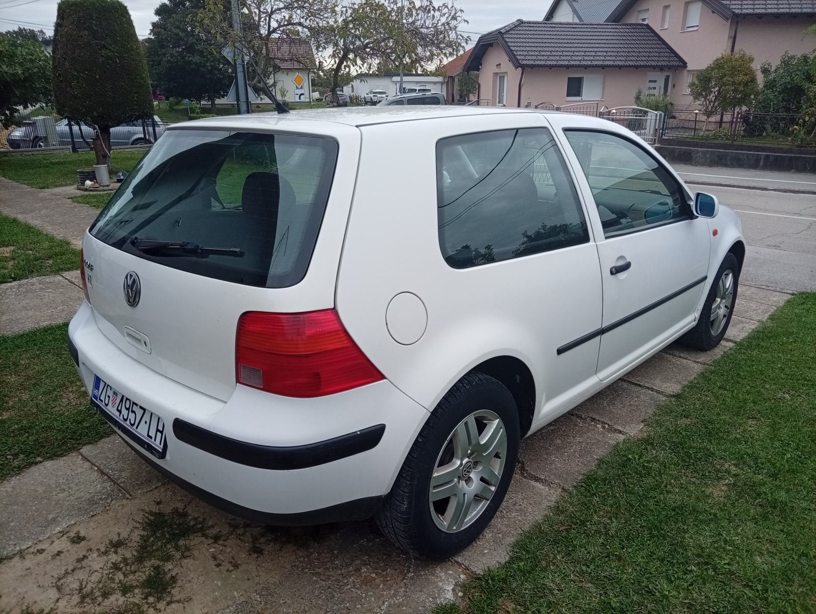 VW Golf 4 1,4 akcija - 649 eura, pogled izvana - slika 1