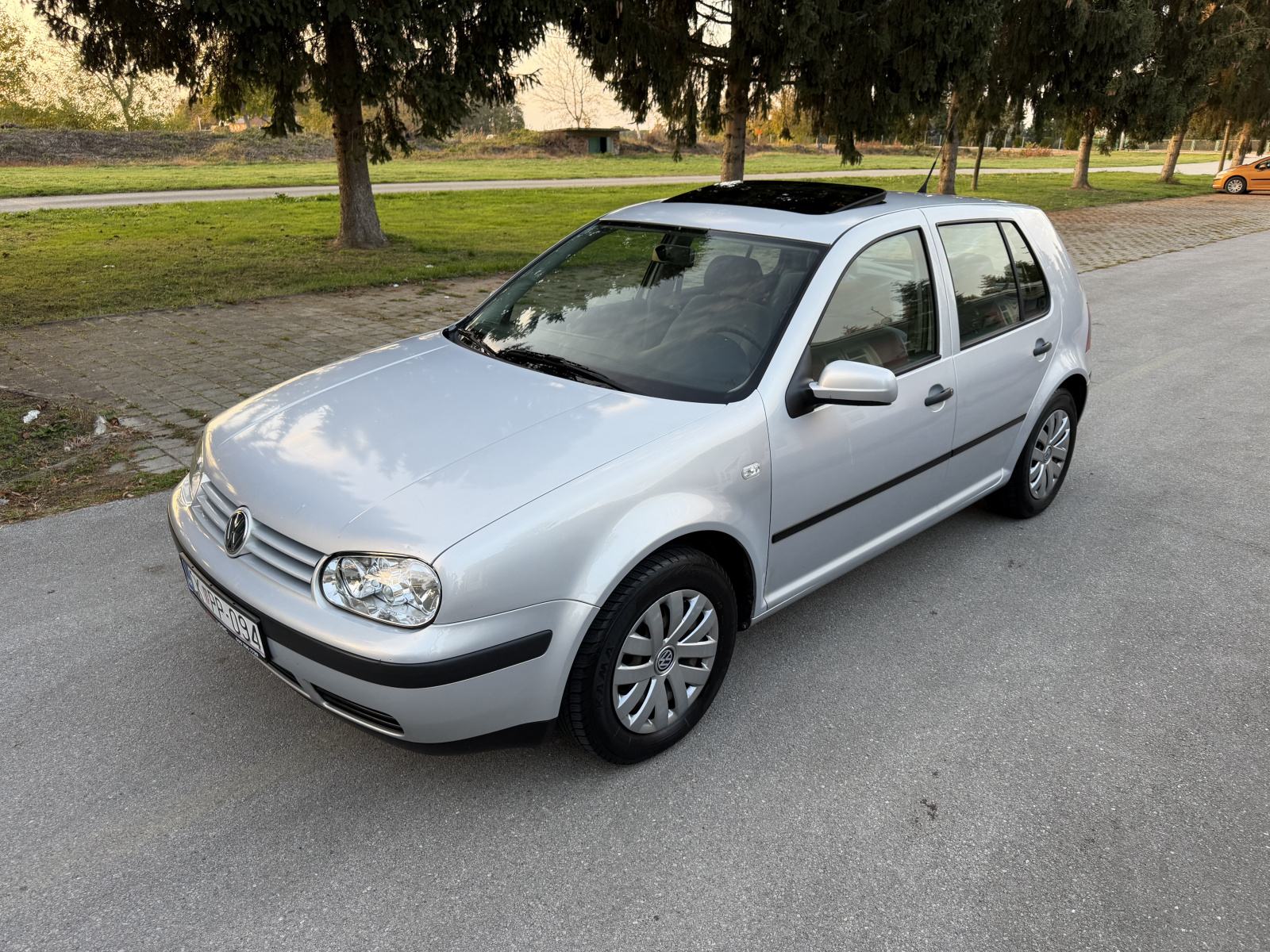 VW Golf 4 1.6 automatik, 5 vrata, siber, reg god dana, pogled izvana - slika 1