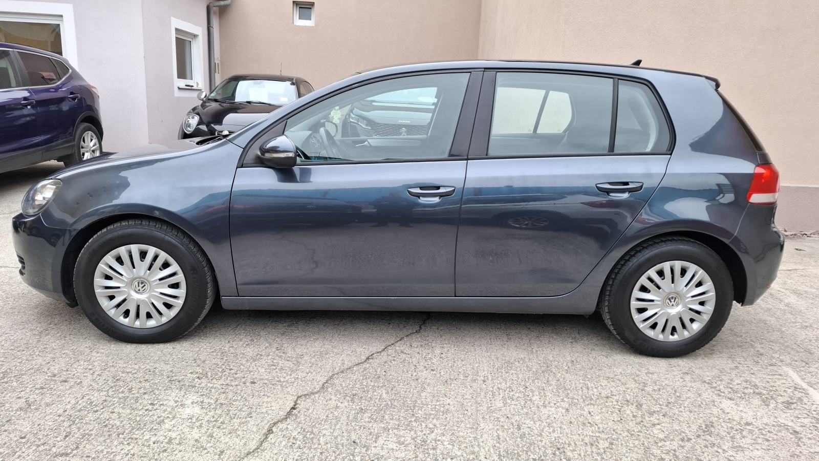 VW Golf 6 1,6 TDI; 5 vrata, napravljen vel. servis, novi set kvačila, fotografija 2