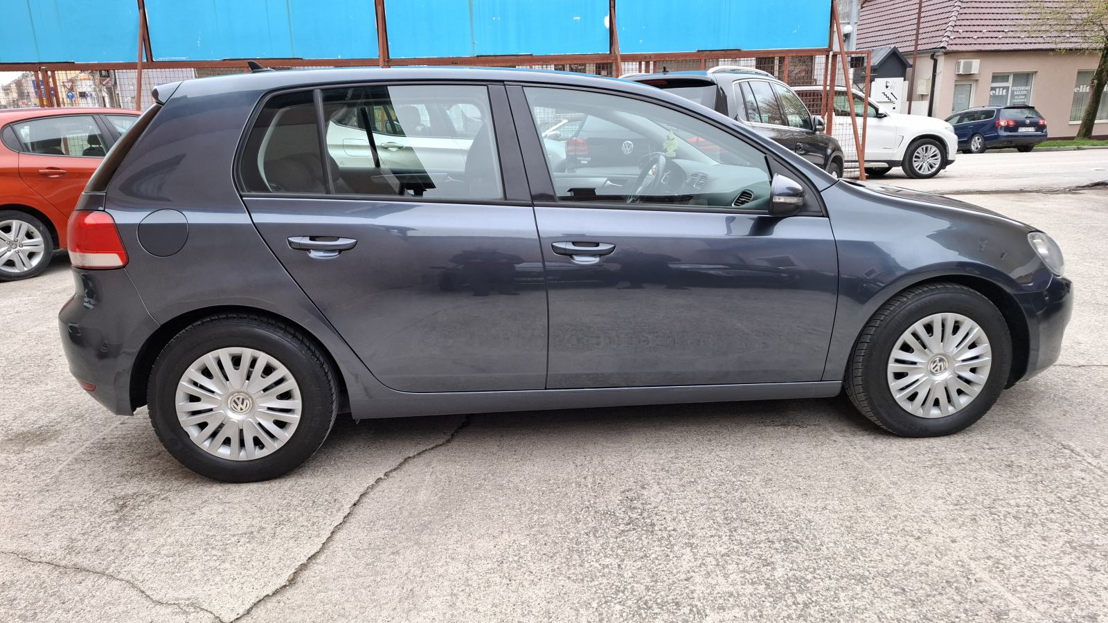 VW Golf 6 1,6 TDI; 5 vrata, napravljen vel. servis, novi set kvačila, fotografija 5
