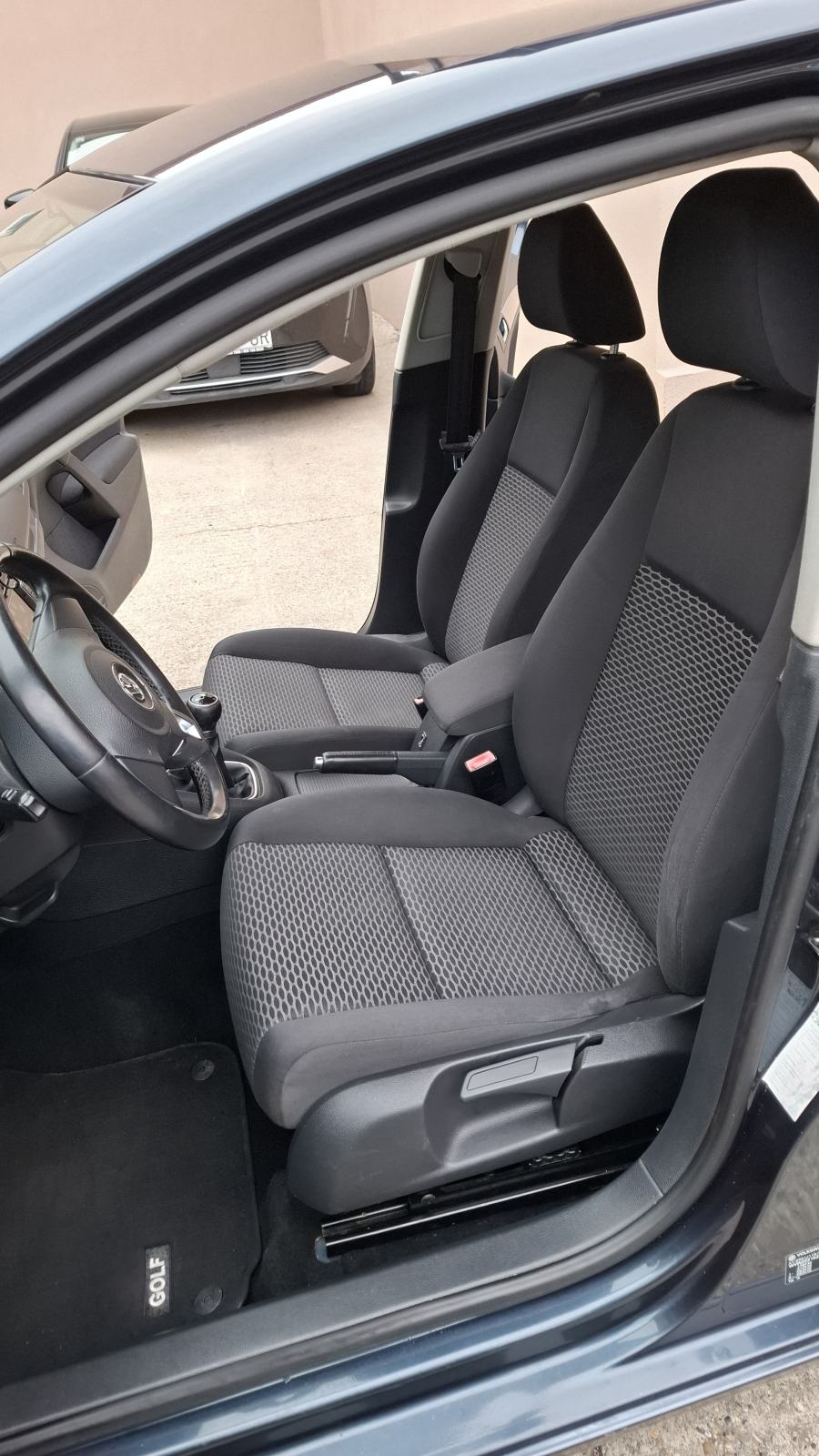 VW Golf 6 1,6 TDI; 5 vrata, napravljen vel. servis, novi set kvačila, fotografija 9
