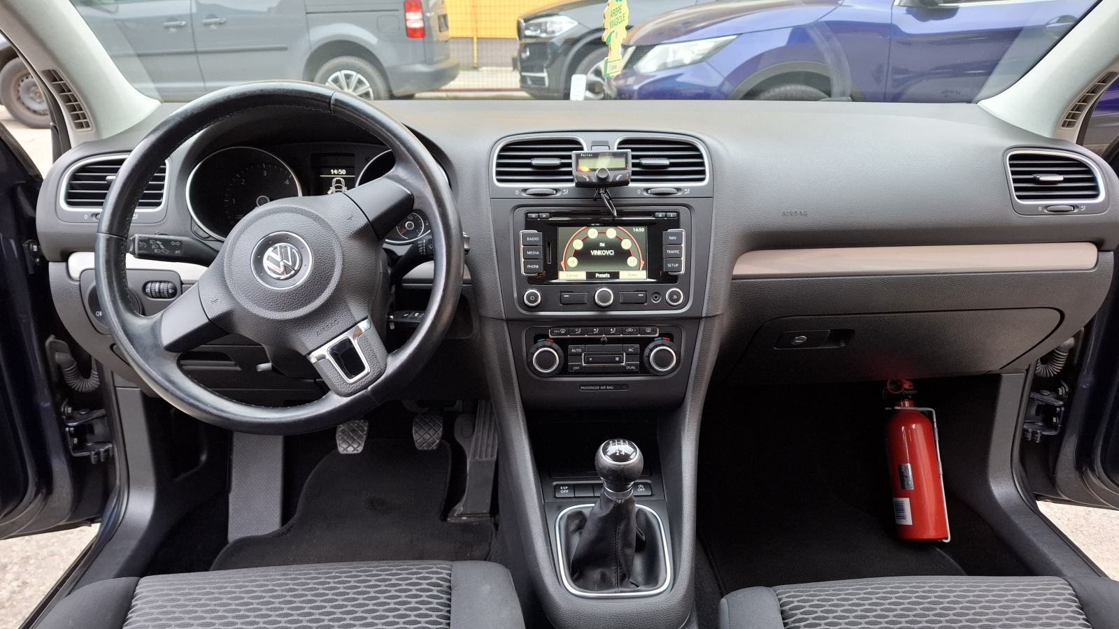 VW Golf 6 1,6 TDI; 5 vrata, napravljen vel. servis, novi set kvačila, fotografija 10