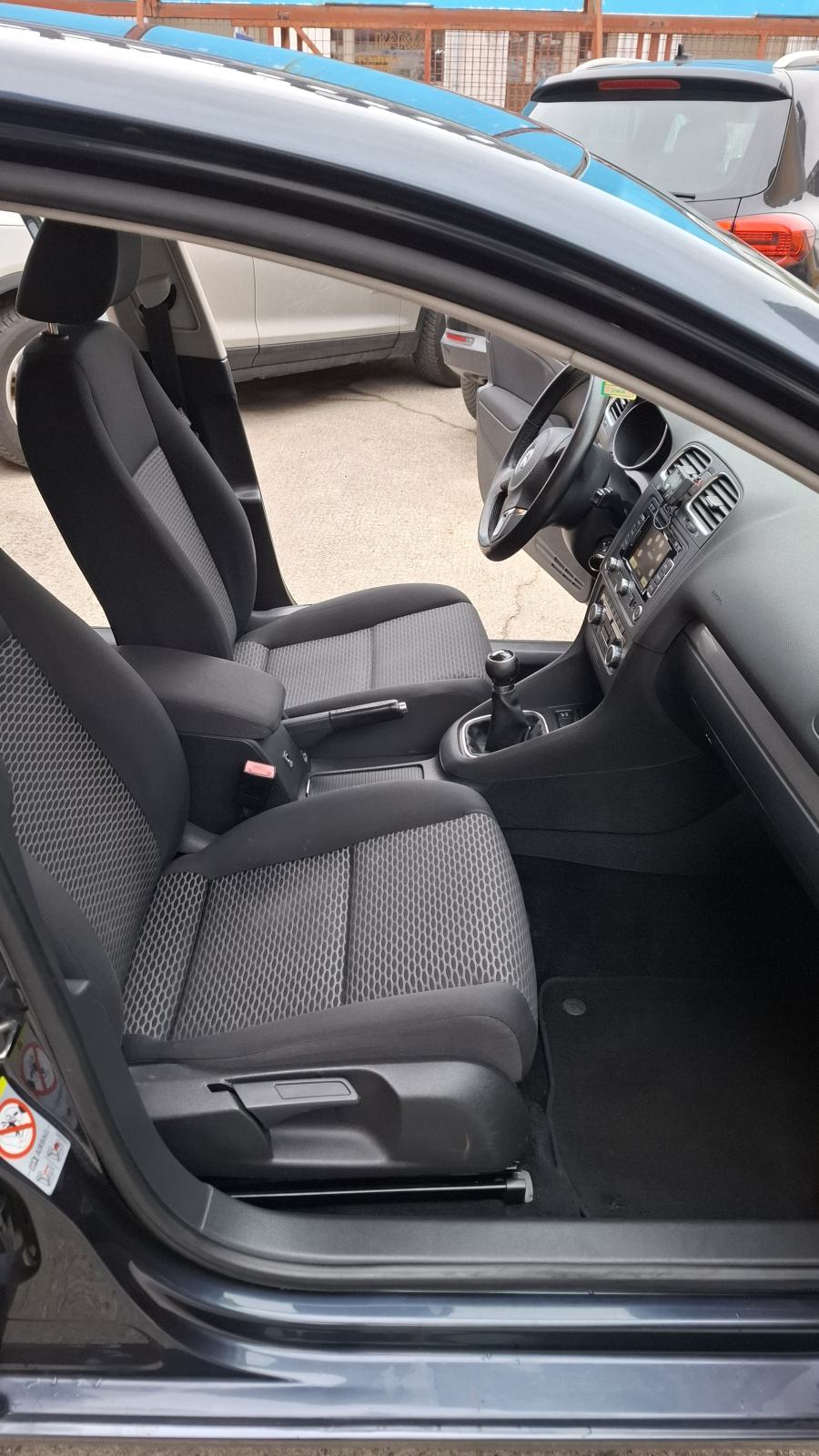 VW Golf 6 1,6 TDI; 5 vrata, napravljen vel. servis, novi set kvačila, fotografija 12