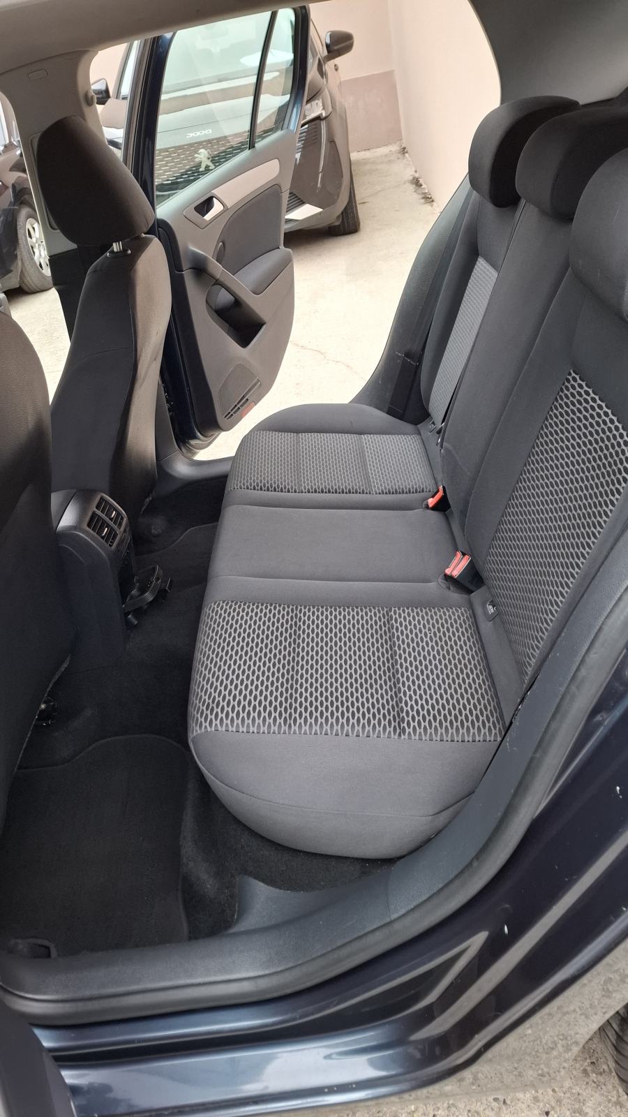 VW Golf 6 1,6 TDI; 5 vrata, napravljen vel. servis, novi set kvačila, fotografija 13