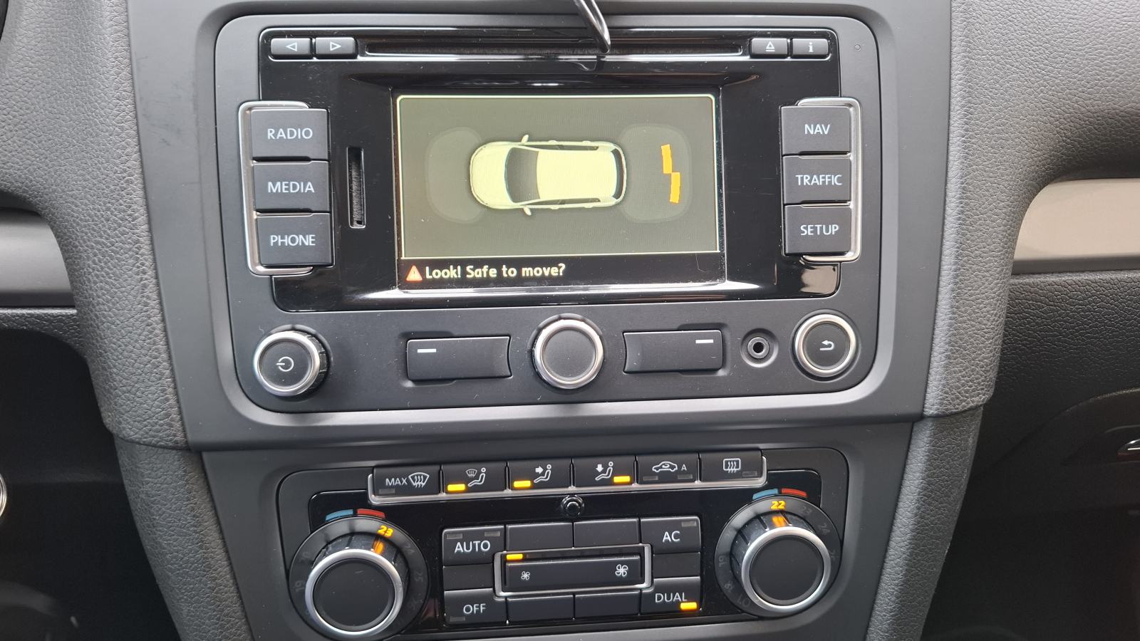 VW Golf 6 1,6 TDI; 5 vrata, napravljen vel. servis, novi set kvačila, fotografija 11