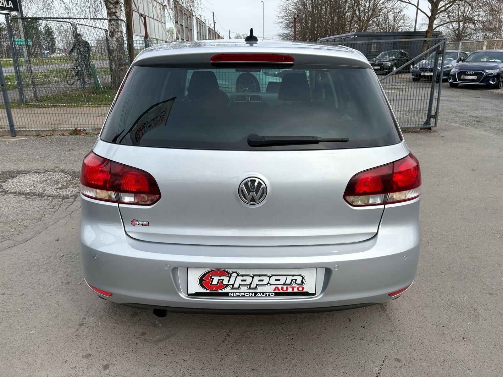 VW Golf 6 1,6 TDI KLIMA - SENZORI - ALU - AUTOKREDIT, fotografija 5