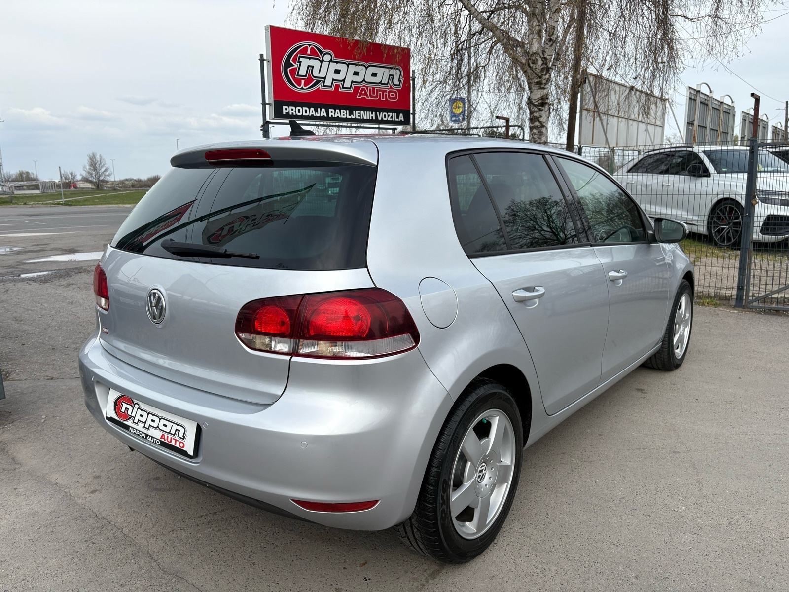 VW Golf 6 1,6 TDI KLIMA - SENZORI - ALU - AUTOKREDIT, fotografija 6