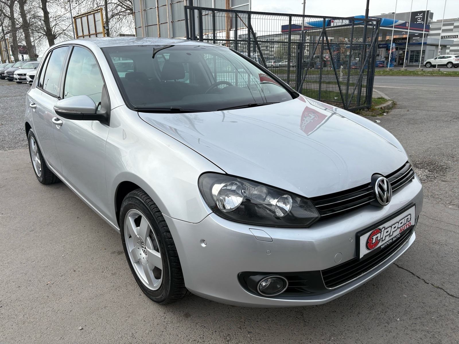 VW Golf 6 1,6 TDI KLIMA - SENZORI - ALU - AUTOKREDIT, fotografija 8