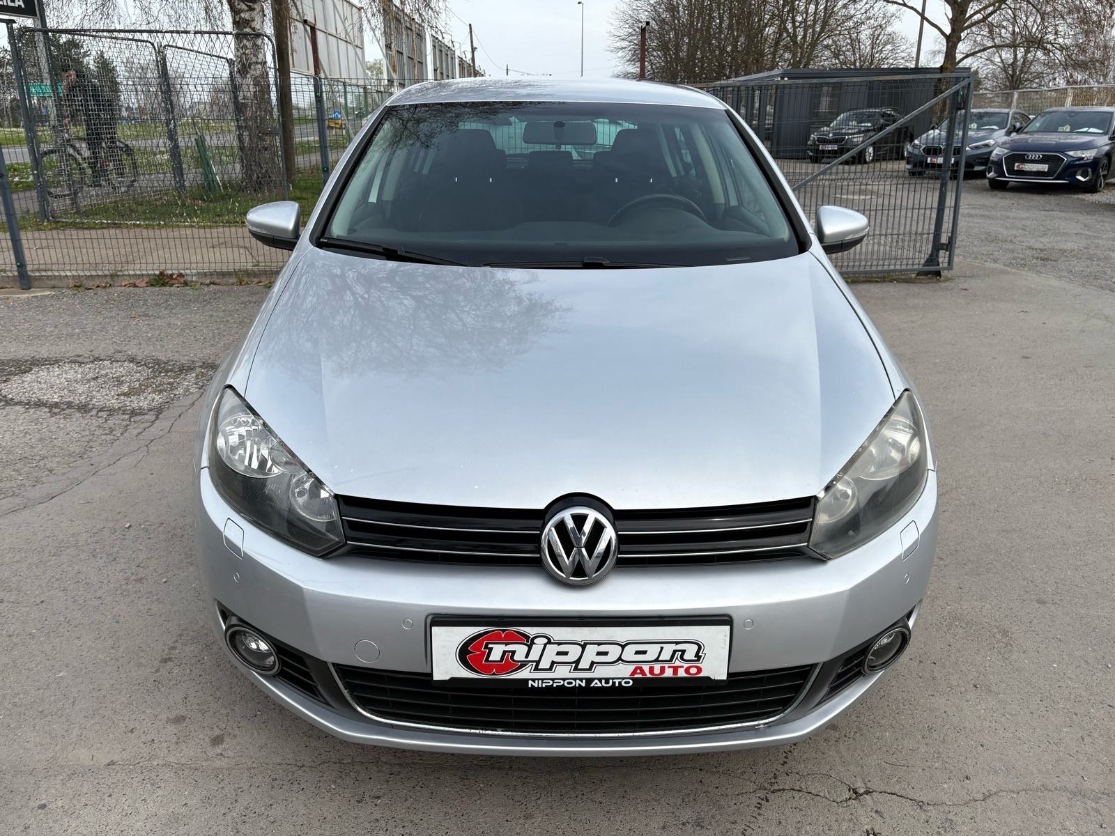 VW Golf 6 1,6 TDI KLIMA - SENZORI - ALU - AUTOKREDIT, fotografija 2