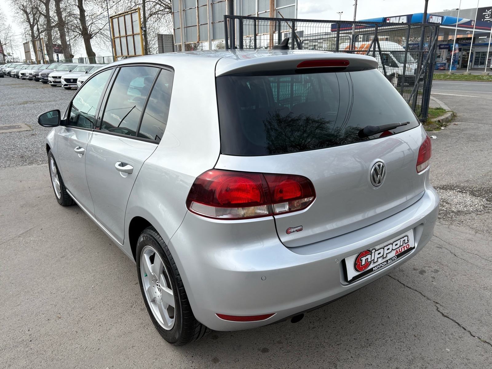 VW Golf 6 1,6 TDI KLIMA - SENZORI - ALU - AUTOKREDIT, fotografija 4