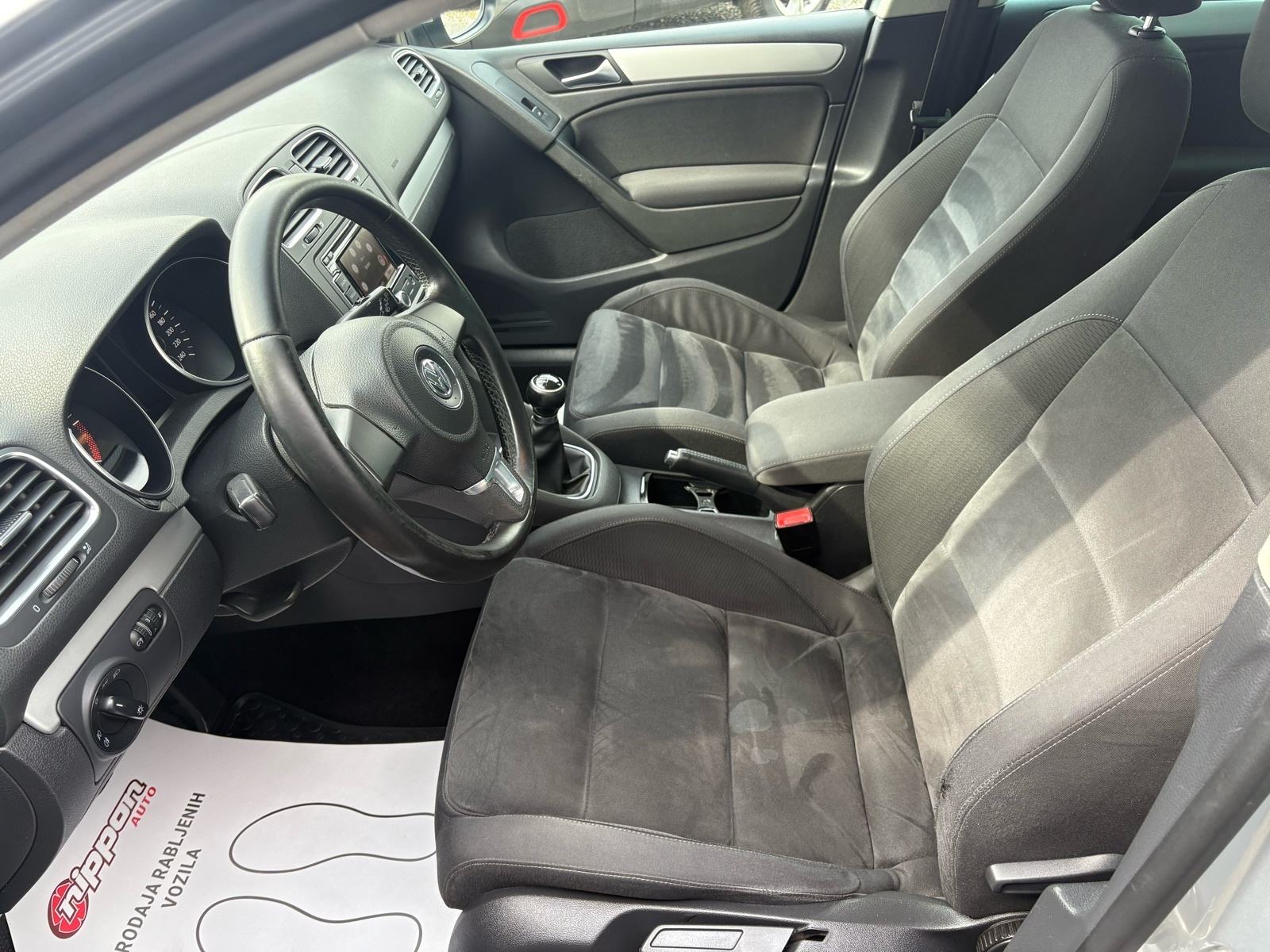 VW Golf 6 1,6 TDI KLIMA - SENZORI - ALU - AUTOKREDIT, fotografija 11